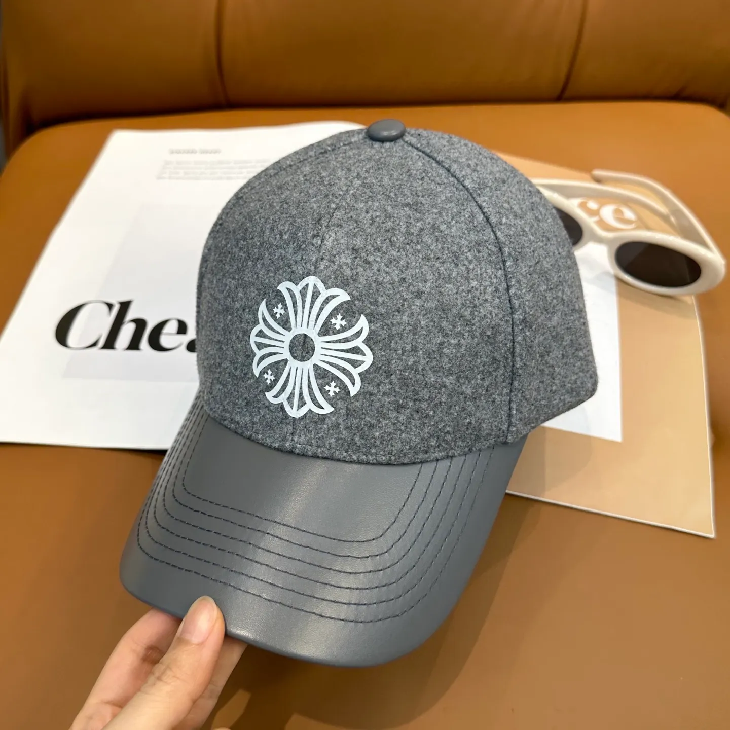 P70 Crow Heart's new autumn and winter fur-stitched baseball cap. It's full of autumn and winter atmosphere. The quality is great. The deepening of the hat shape makes it more elegant. It's very nice for both men and women. It's a classic among classics. It goes well with daily wear. Casual and fashionable.
